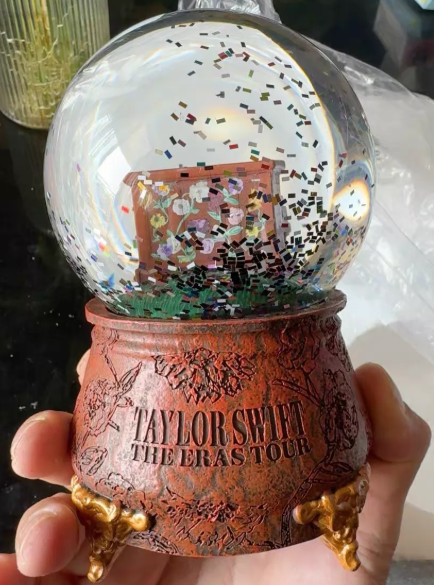 Taylor Swift – The Eras Tour 2025 Limited Piano Snow Globe
