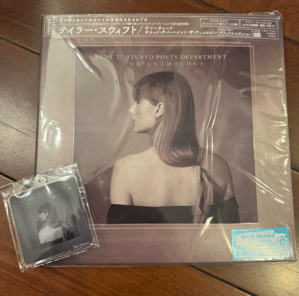 Taylor Swift – The Tortured Poets Department: The Anthology Japanese 7-Inch 2CD + Acrylic Keychain – Sealed