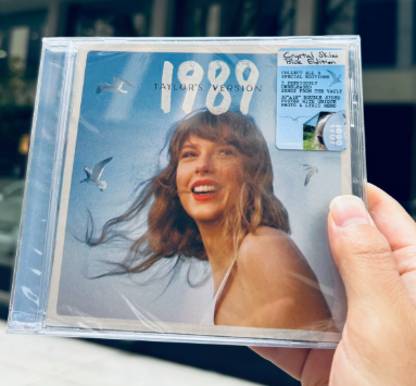 Taylor Swift – 1989 (Taylor’s Version) Blue CD with Poster – Sealed