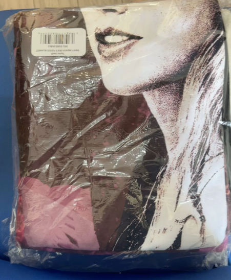 Taylor Swift – Red RSD US Clear Vinyl and Tour Blanket Set