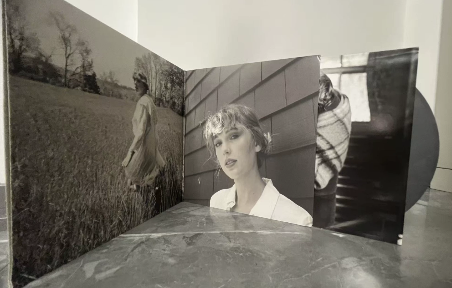Taylor Swift – folklore “Running Like Water” Silver Vinyl 2LP NM/VG+