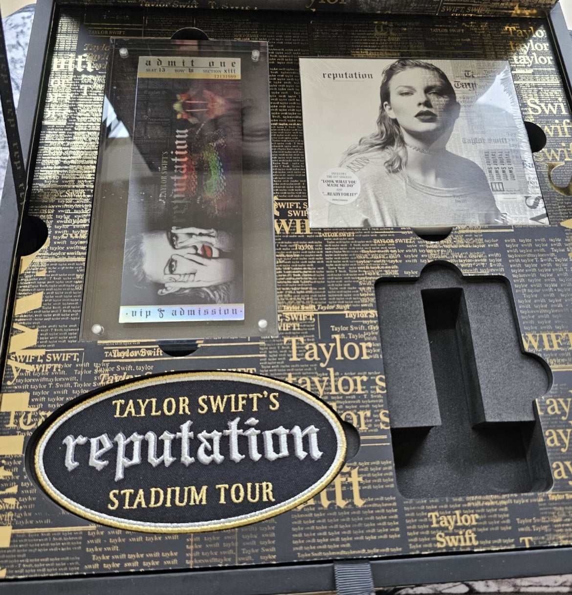 Taylor Swift Reputation Tour Limited Edition VIP Box Set, includes Snake Ring Booklet, slight imperfections. 泰勒·斯威夫特 Reputation 巡演限量版VIP禮盒，包含蛇皮書冊，有些許瑕疵。