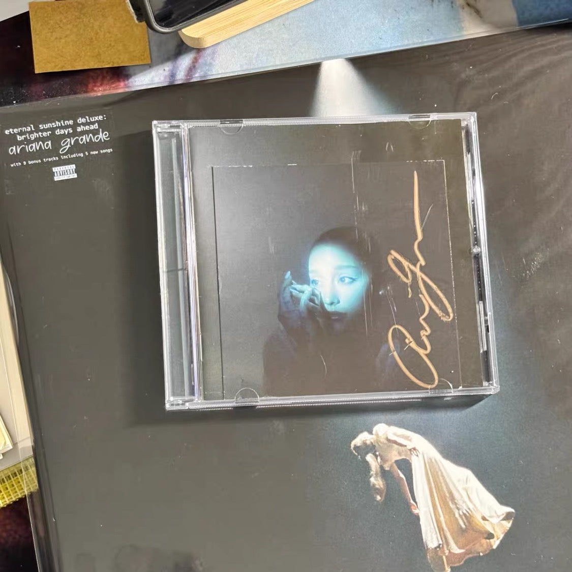 *[In Stock] Eternal Sunshine Deluxe Edition Signed CD - Gold Signature with Ink Smudging/Card Holder MarksAriana Grande Eternal Sunshine A-mei Signature Signed CD
Only opened, plastic wrap preserved, condition as shown in photos, can DM for details**