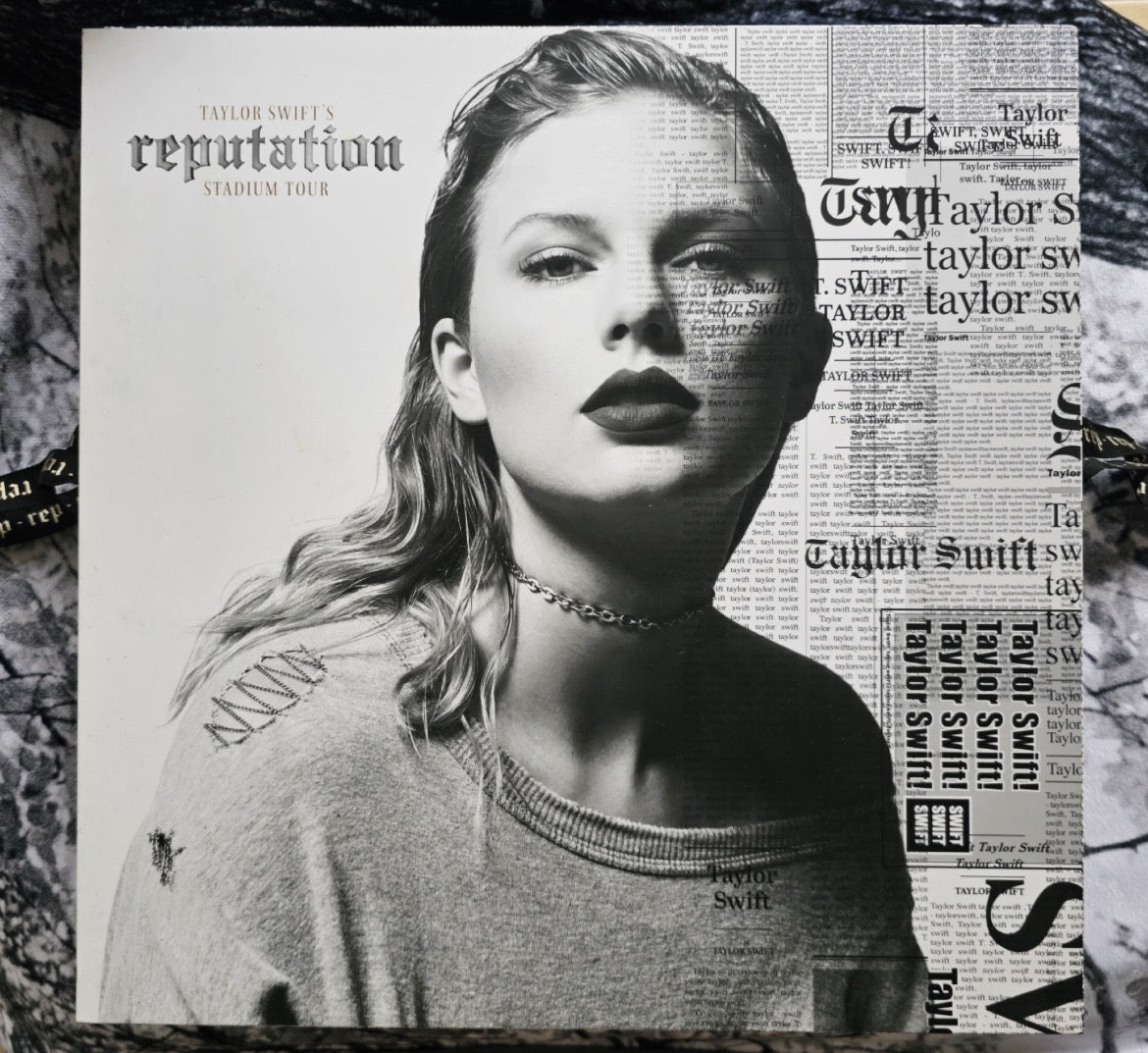 Taylor Swift Reputation Tour Limited Edition VIP Box Set, includes Snake Ring Booklet, slight imperfections. 泰勒·斯威夫特 Reputation 巡演限量版VIP禮盒，包含蛇皮書冊，有些許瑕疵。