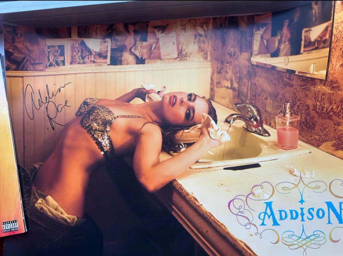 **Selling [In Stock] Addison Rae Signed Poster VIP Tour Concert
Tour VIP package benefit, actual photos
Listed price is buy-it-now price, shipped in poster tube**