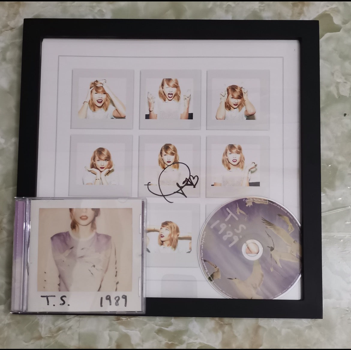 Taylor Swift - 1989 Nine-photo Poster with Printed Signature (No Frame)
