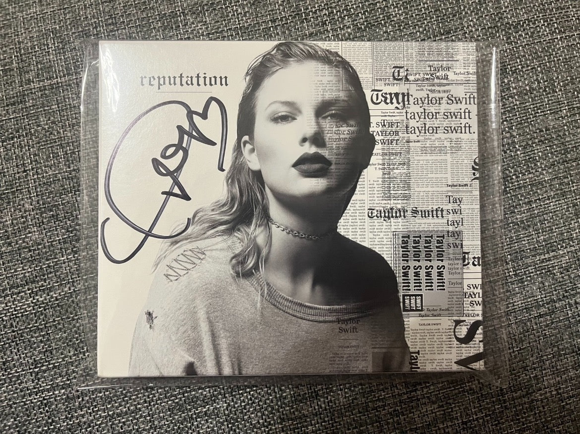 Taylor Swift - Reputation signed CD with exclusive paper autograph card, flawless condition, 泰勒絲 - 《聲譽》簽名CD，附限量版紙質簽名卡，品相完好