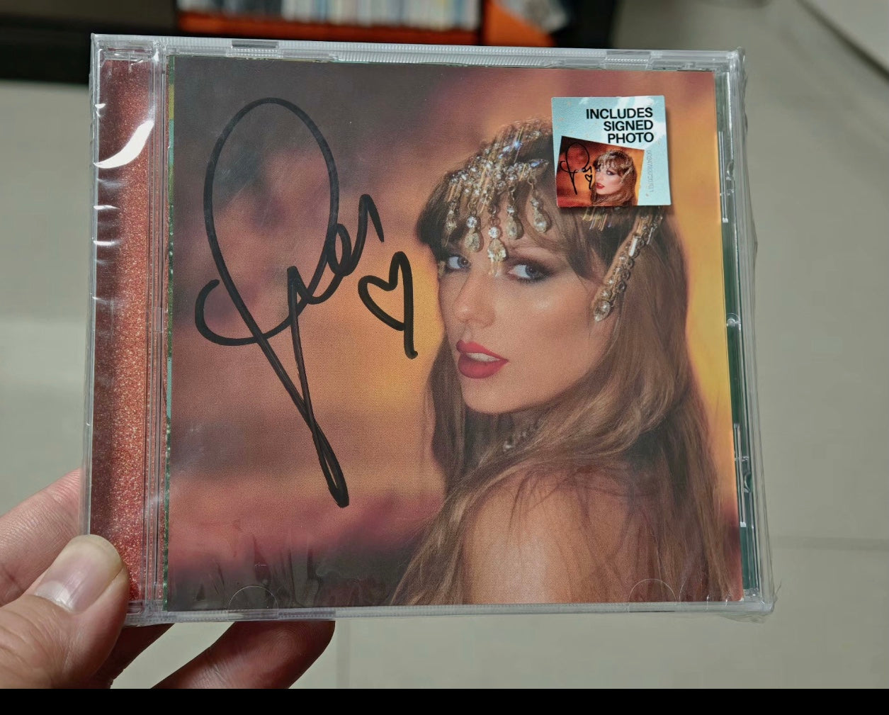 洋楽 THE LIFE OF A SHOWGIRL CD SIGNED PHOTO 2 IN HAND Taylor Swift The Life Of A Showgirl CD + Hand Signed Photo
