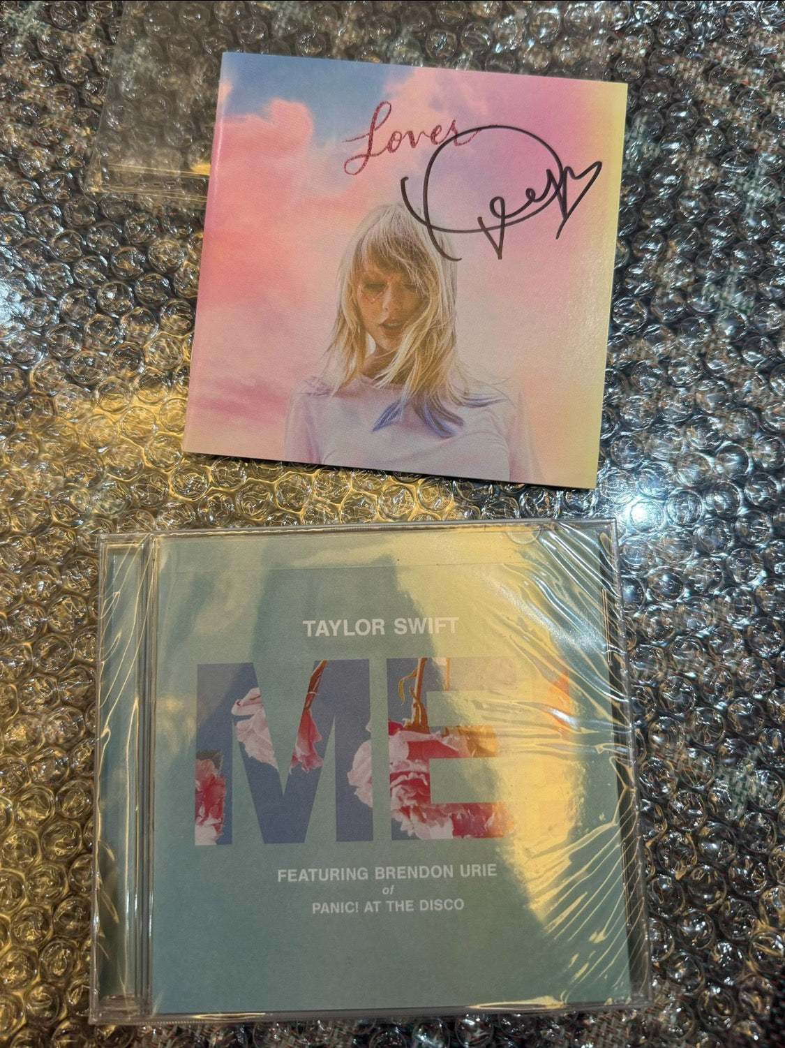Taylor Swift â âLoverâ Autographed Booklet
