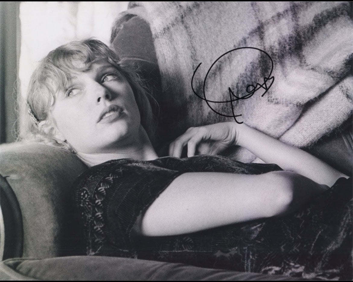 Taylor Swift Signed Folklore Photo in Framed Display with SA Certificate

泰勒斯威夫特《Folklore》親筆簽名照片框 SA證書