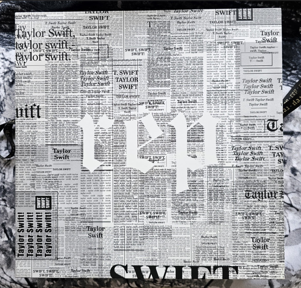 Taylor Swift Reputation Tour Limited Edition VIP Box Set, includes Snake Ring Booklet, slight imperfections. 泰勒·斯威夫特 Reputation 巡演限量版VIP禮盒，包含蛇皮書冊，有些許瑕疵。