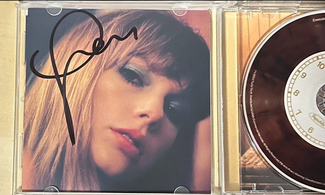 Taylor Swift – Midnights Signed CD Mahogany Edition NM/VG+ – URVC Taylor Swift – Midnights Signed CD Mahogany Edition NM/VG+ – URVC