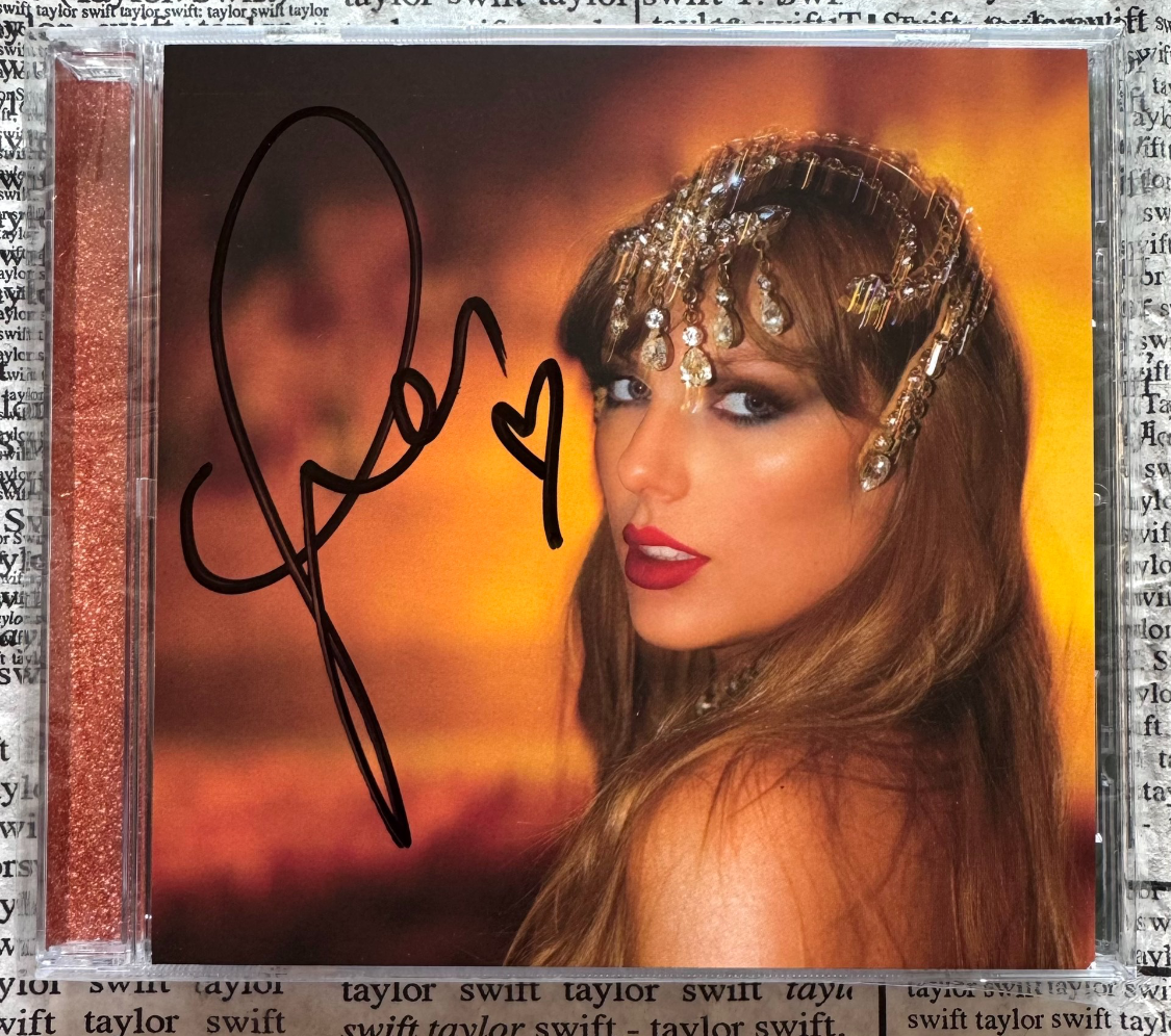 Taylor Swift – The Life of a Showgirl Signed CD Photo 1 Heart Signature NM/NM