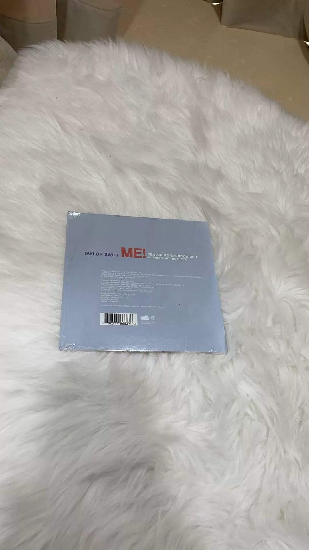 Taylor Swift – ME! 7-Inch Star-Confetti Picture Disc — product detail 2