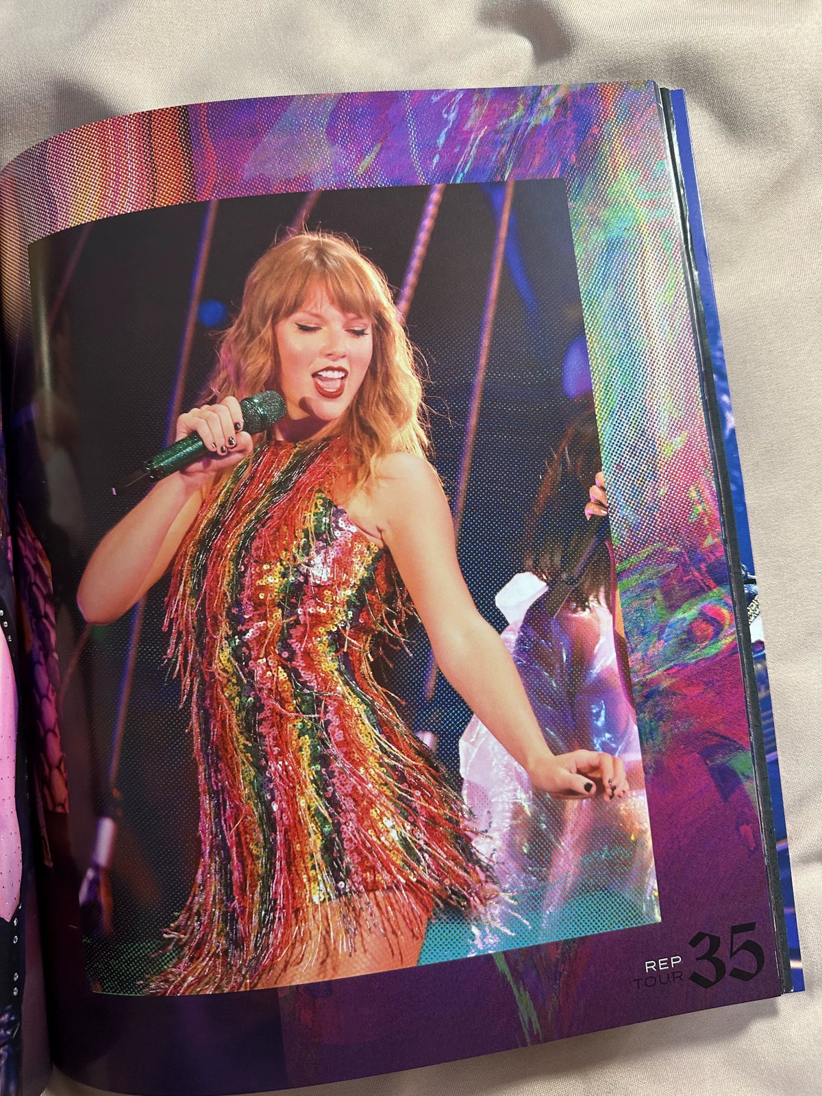 Taylor Swift – reputation Stadium Tour Book – photo 4