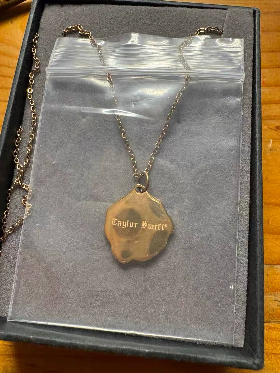 Taylor Swift – Reputation 13 Wax-Seal Necklace – actual item photograph 2