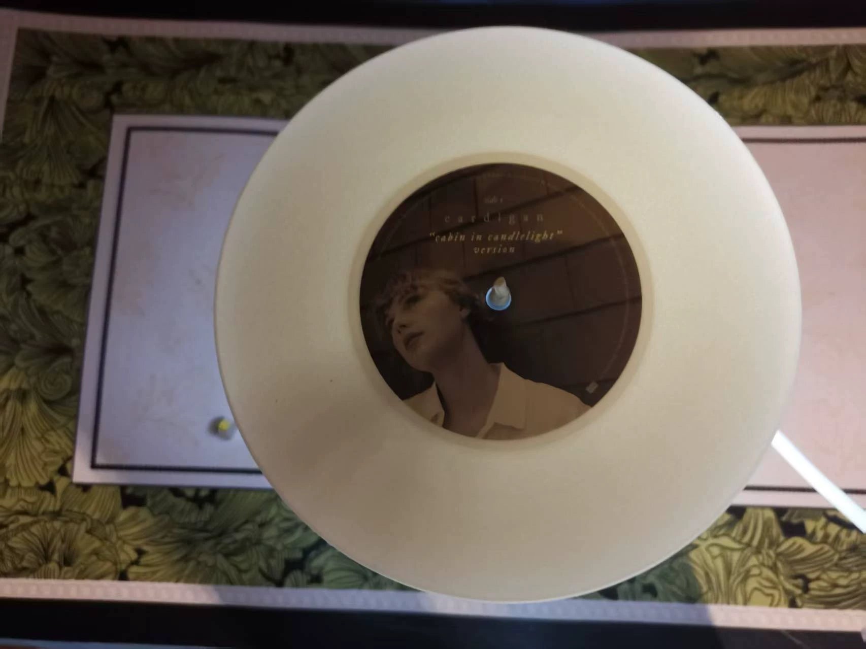 Taylor Swift – Cardigan – Cream 7-Inch Vinyl – photograph 5