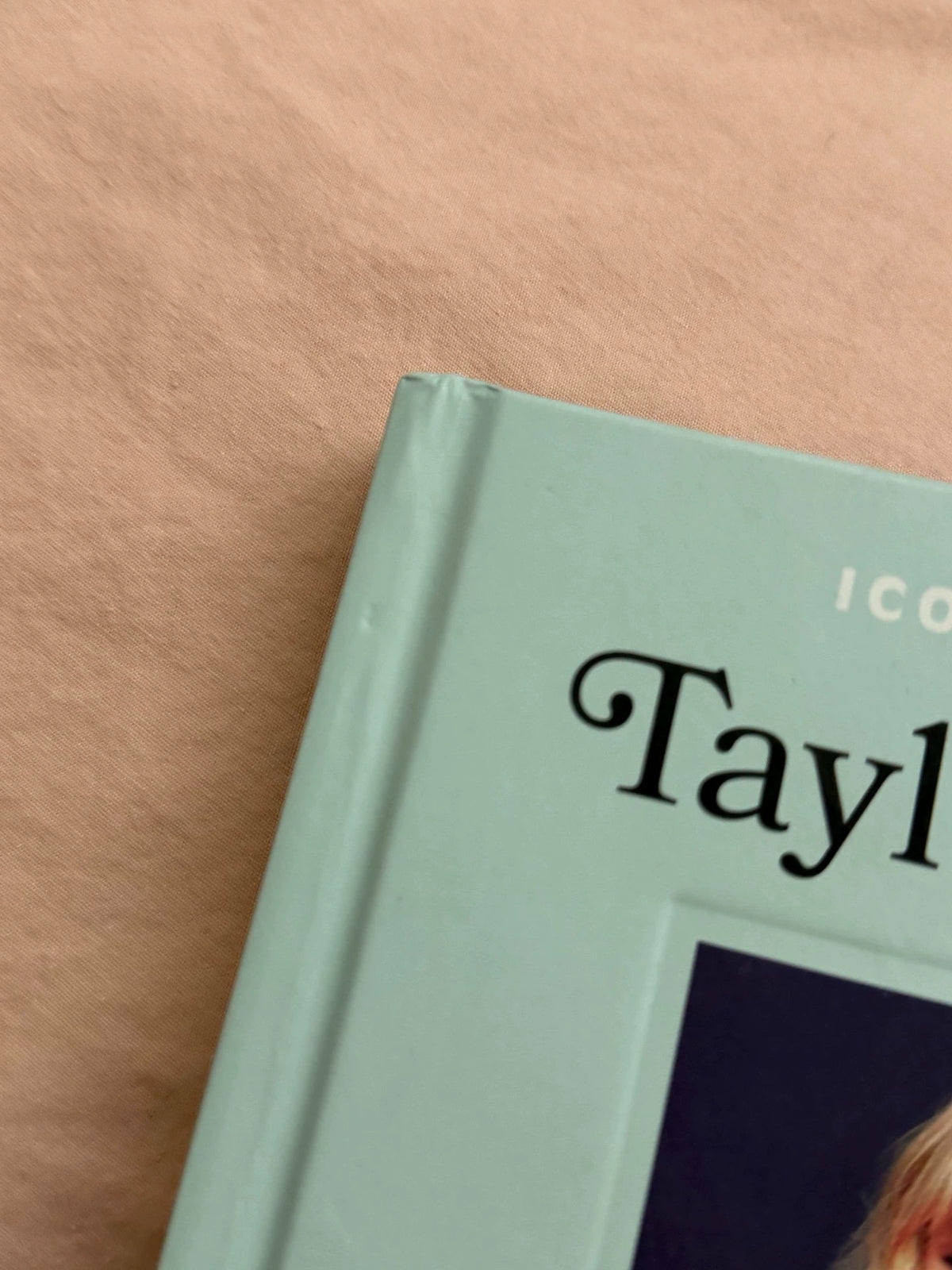 Taylor Swift – Icons of Style, English Hardcover Book – actual item photograph 4