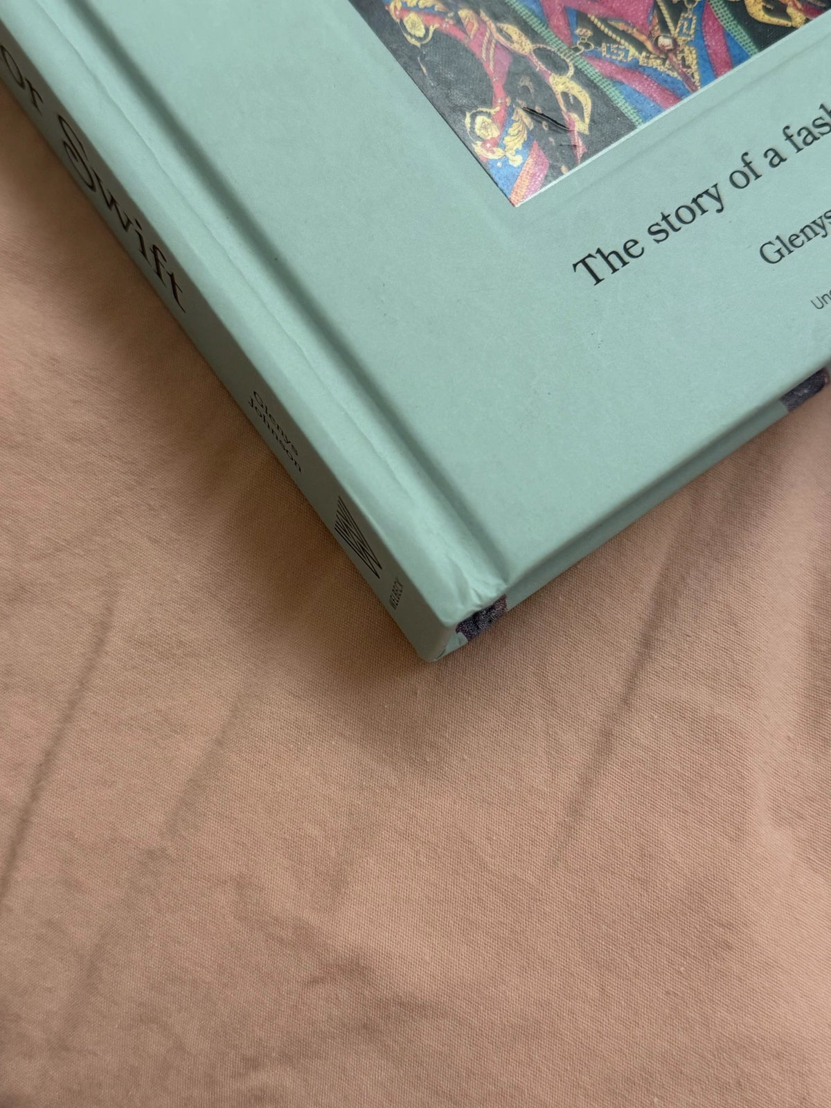 Taylor Swift – Icons of Style, English Hardcover Book – actual item photograph 6