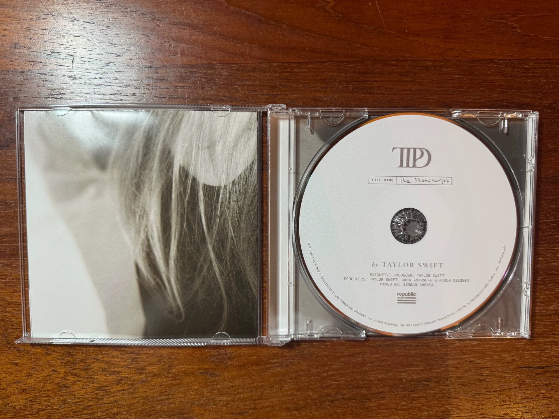 Taylor Swift – The Tortured Poets Department Signed CD with Heart Signature — product detail 5
