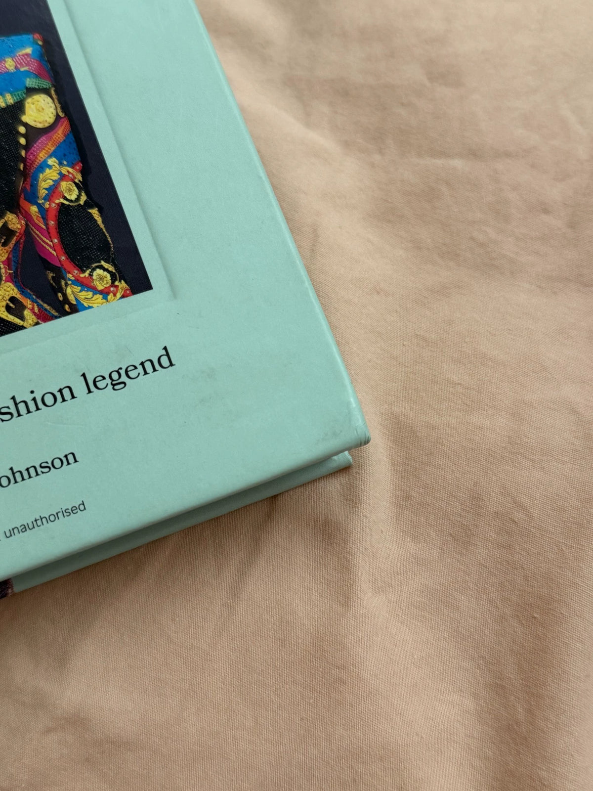 Taylor Swift – Icons of Style, English Hardcover Book – actual item photograph 5