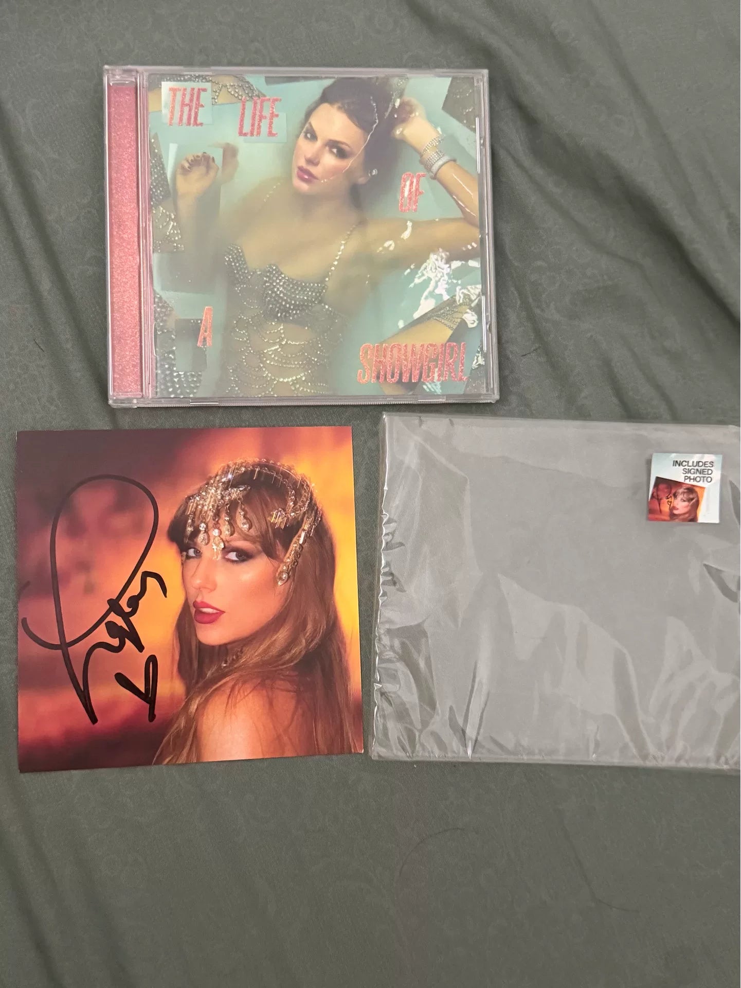 Taylor Swift – The Life of a Showgirl Signed CD (Version 1)