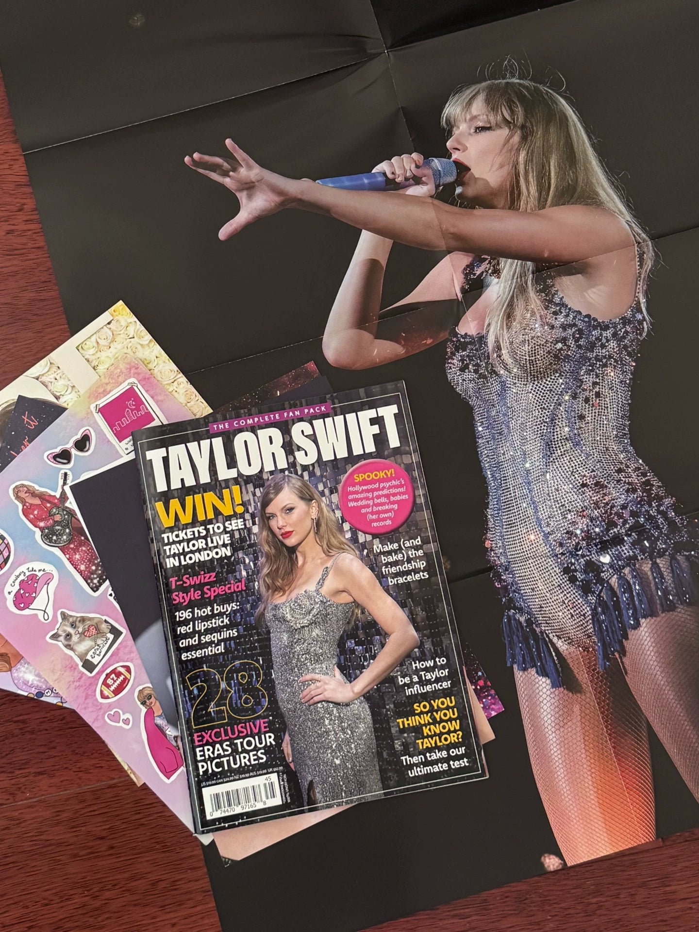 Taylor Swift — Fanbook & Fan Pack with Posters, Art Cards and Postcards