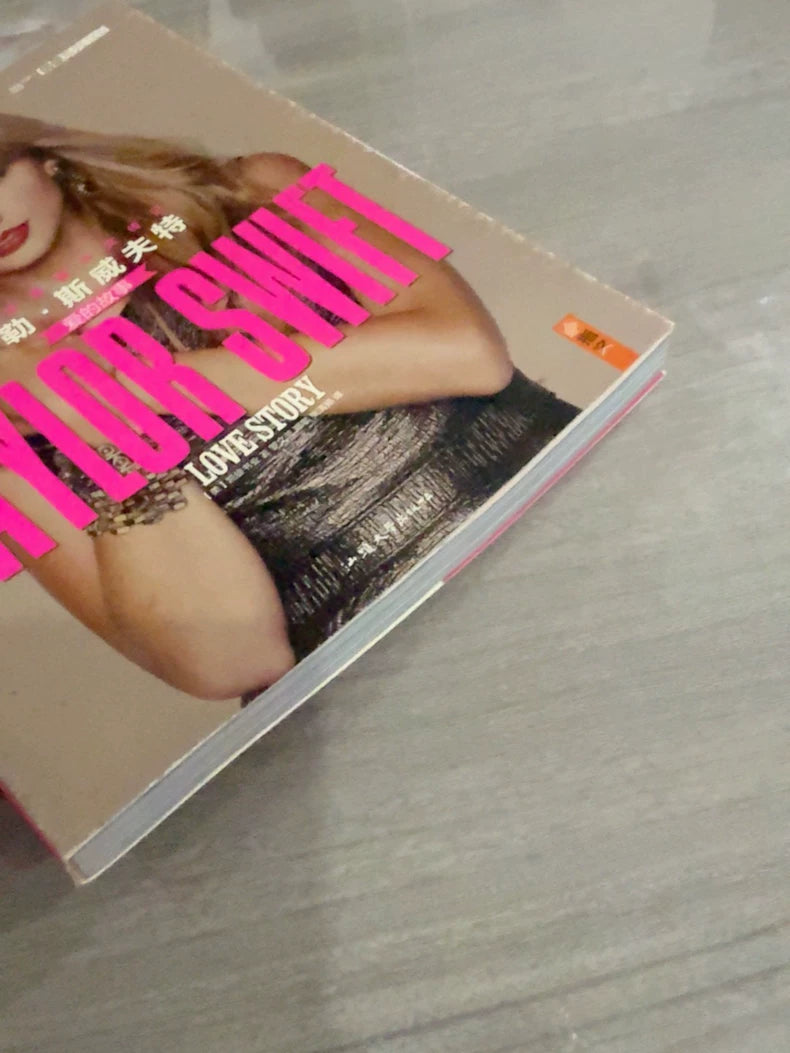 Taylor Swift – Love Story – 2013 Chinese Photo Book with Two Postcards