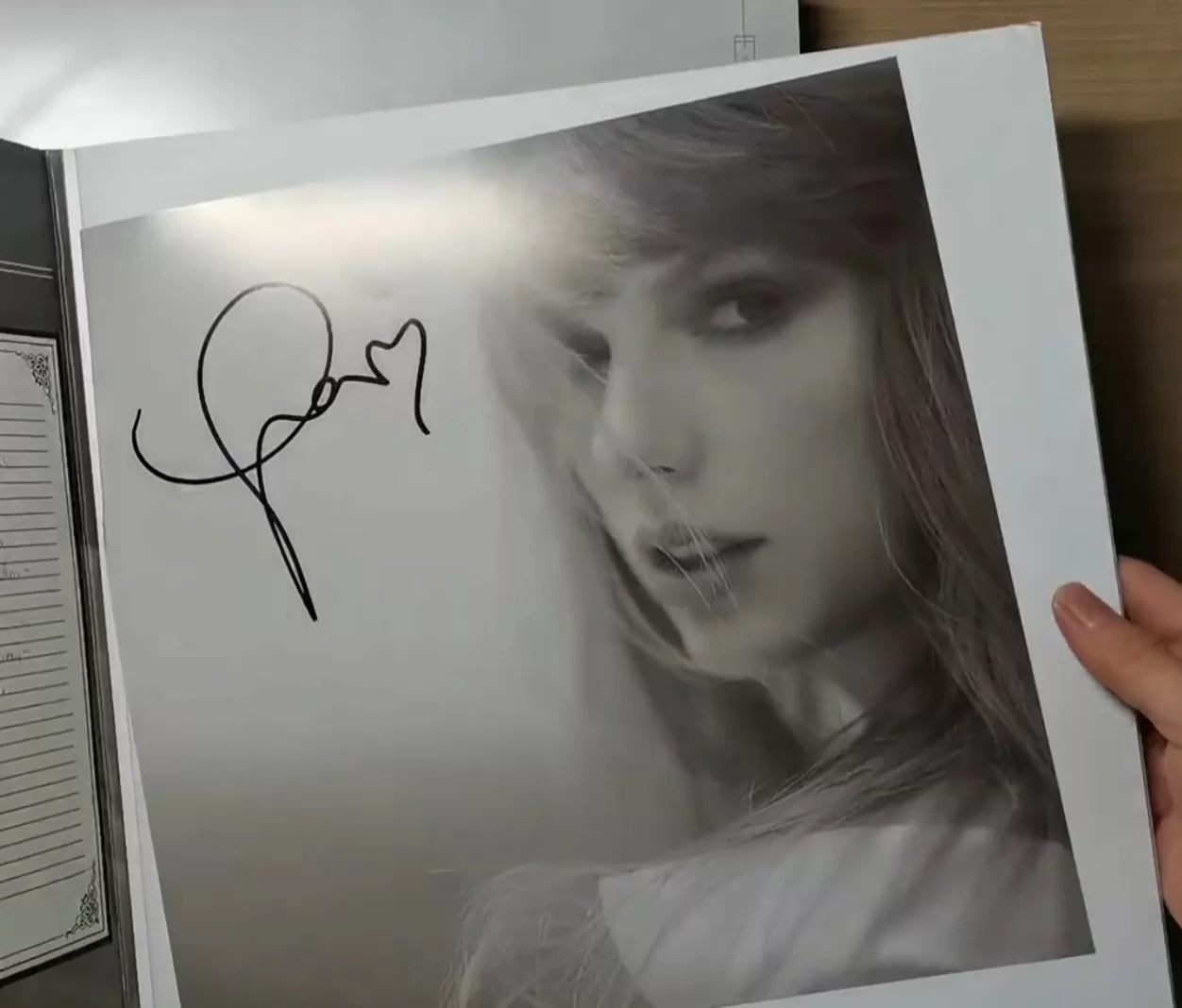 Taylor Swift – The Tortured Poets Department – Signed Black Vinyl 2LP — product detail 3