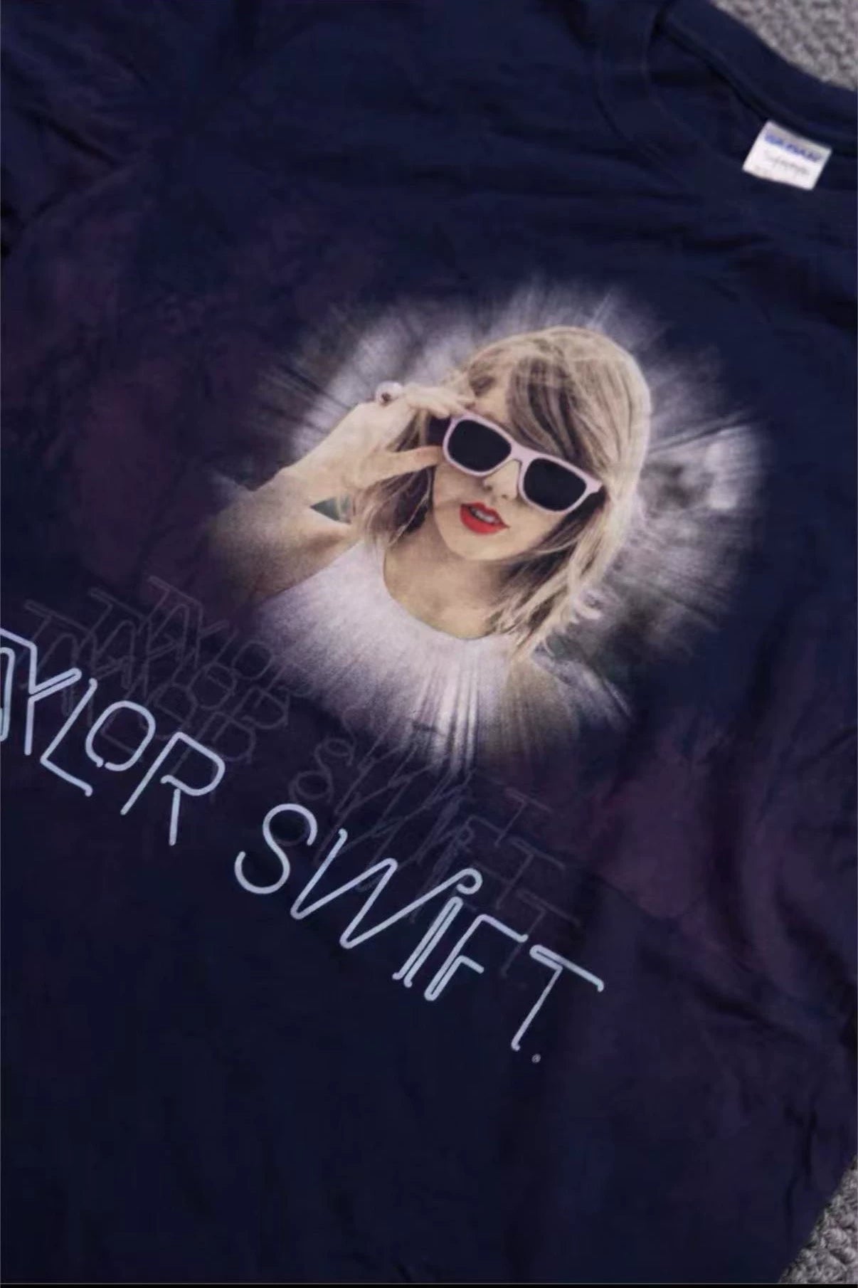 Taylor Swift – 1989 Tour Graphic T-Shirt – photograph 2