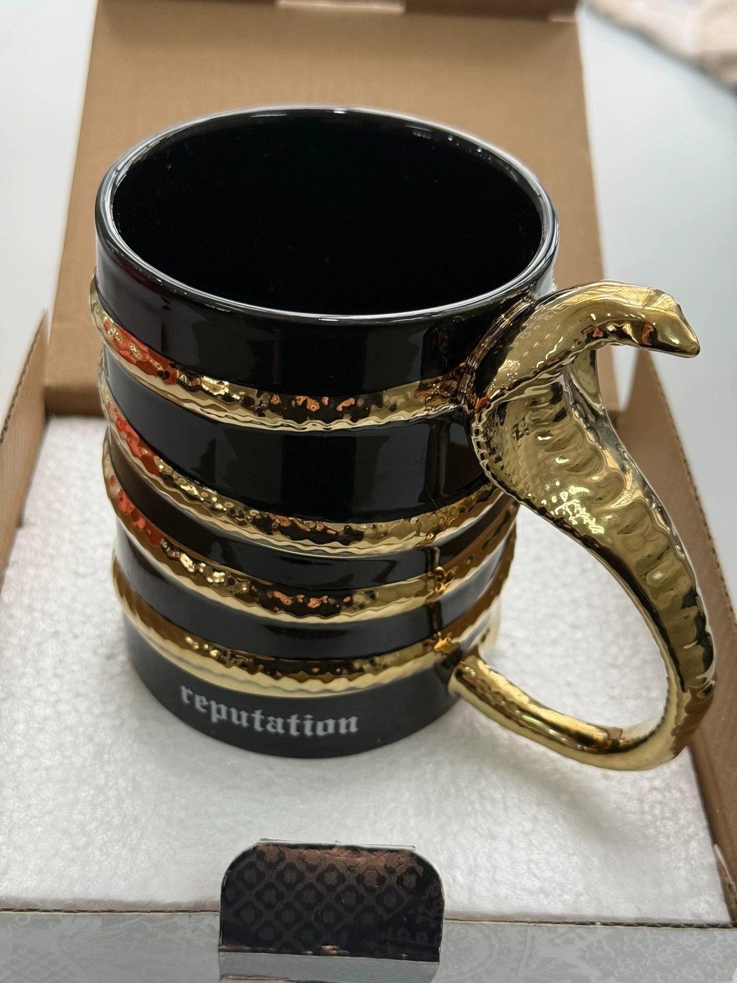 Taylor Swift – Reputation Snake-Handle Ceramic Mug – Boxed — front view