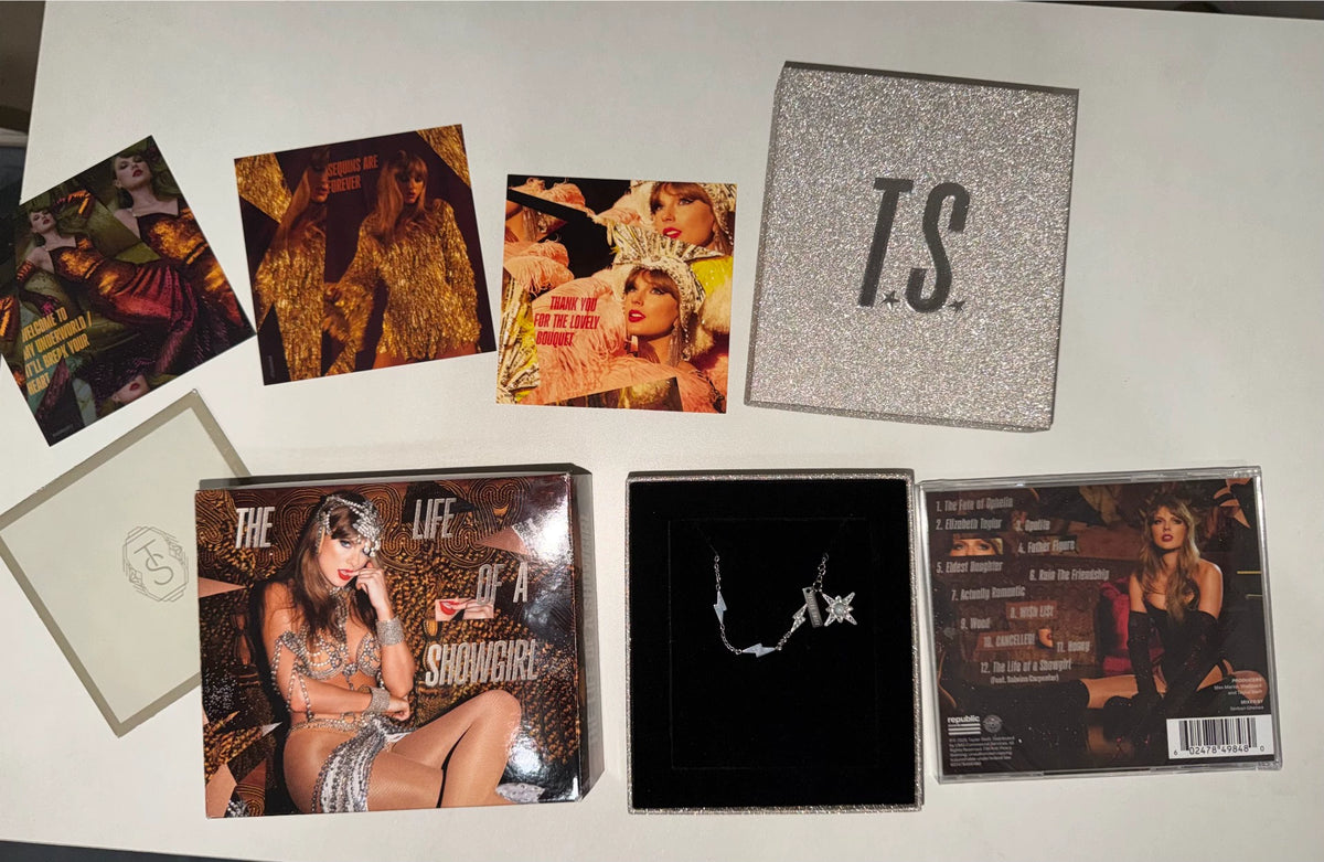 Taylor Swift – The Life of a Showgirl, Silver Deluxe CD Box with Bracelet – photo 1