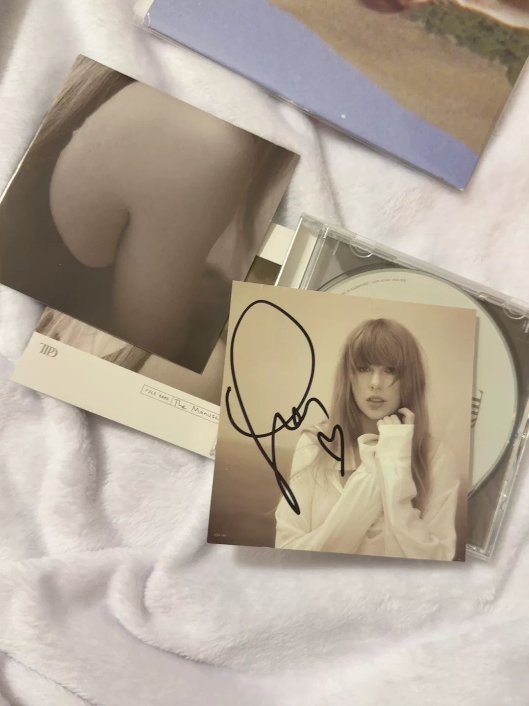 Taylor Swift – The Tortured Poets Department UK Heart-Signed CD – Default Title