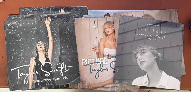 Taylor Swift – cardigan “Cabin in Candlelight” White 7-Inch Vinyl Set of Three