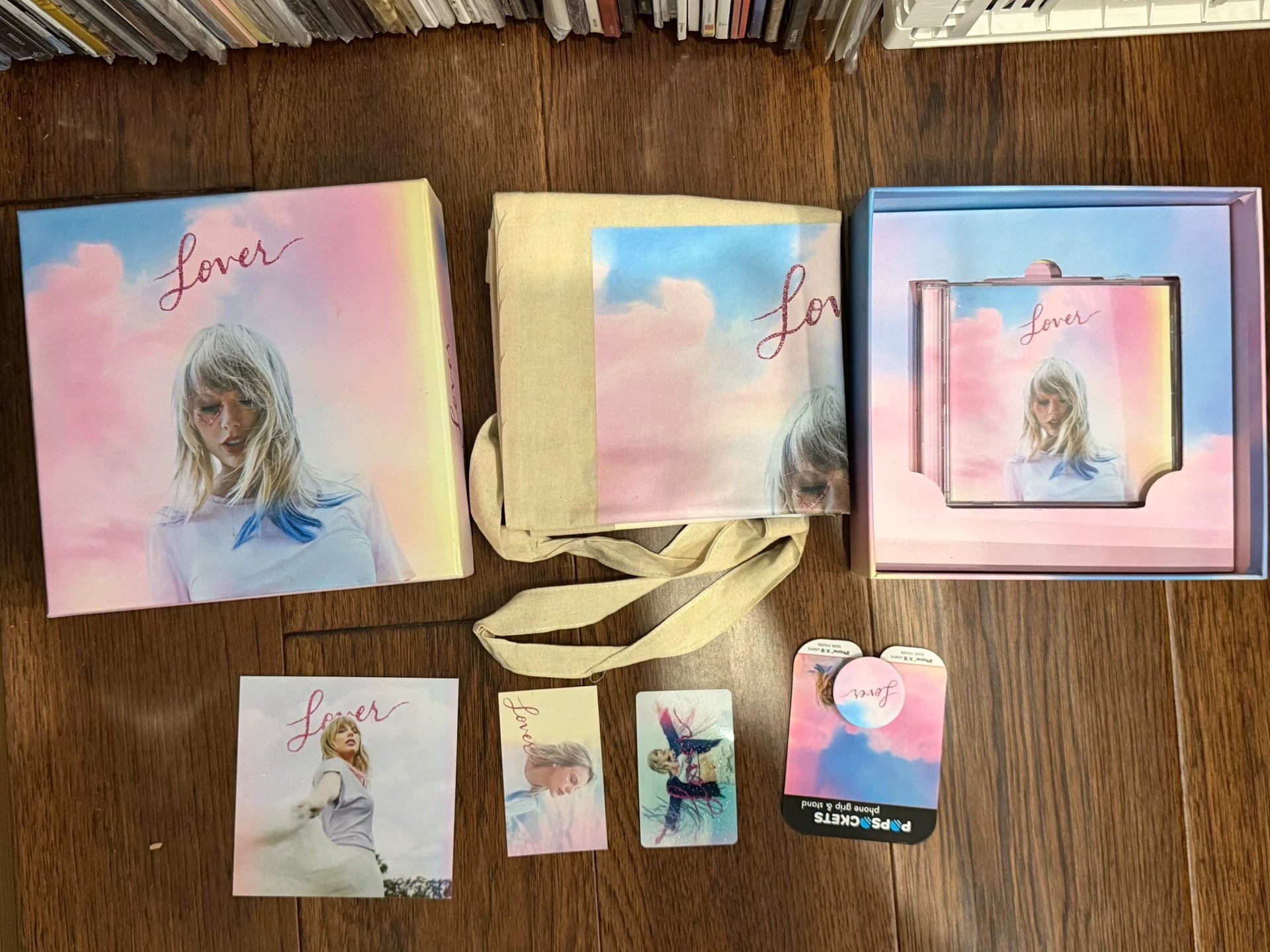 Taylor Swift – Lover Fan Box with CD & Accessories — front view