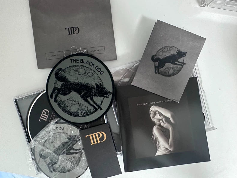 Taylor Swift – The Tortured Poets Department – The Black Dog, Deluxe CD (CD)