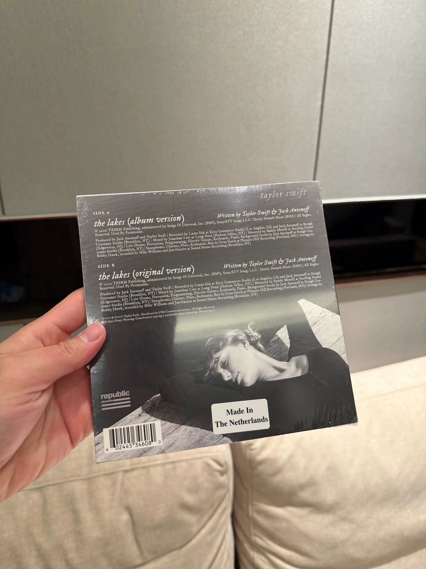 Taylor Swift – The Lakes – URVC