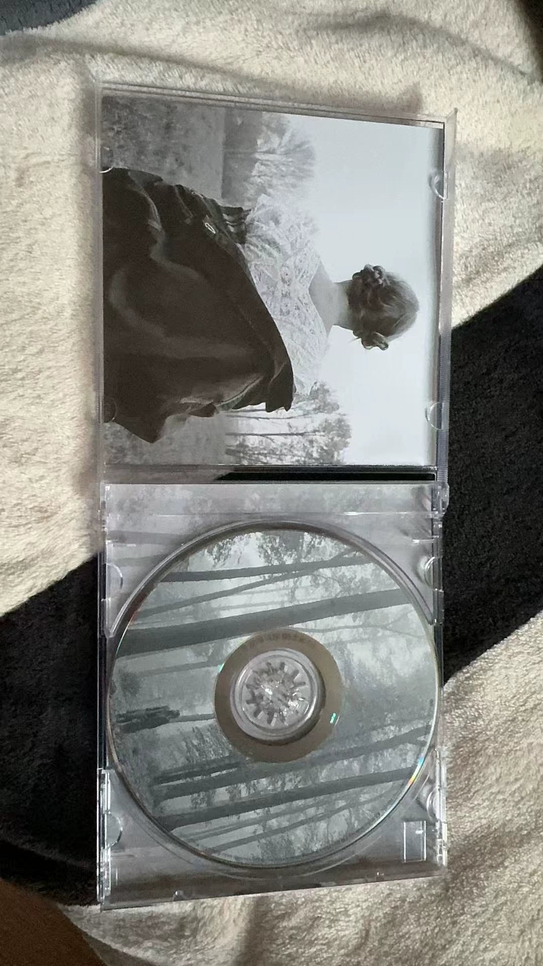 Taylor Swift – folklore Signed CD (Fourth Batch) — product detail 2
