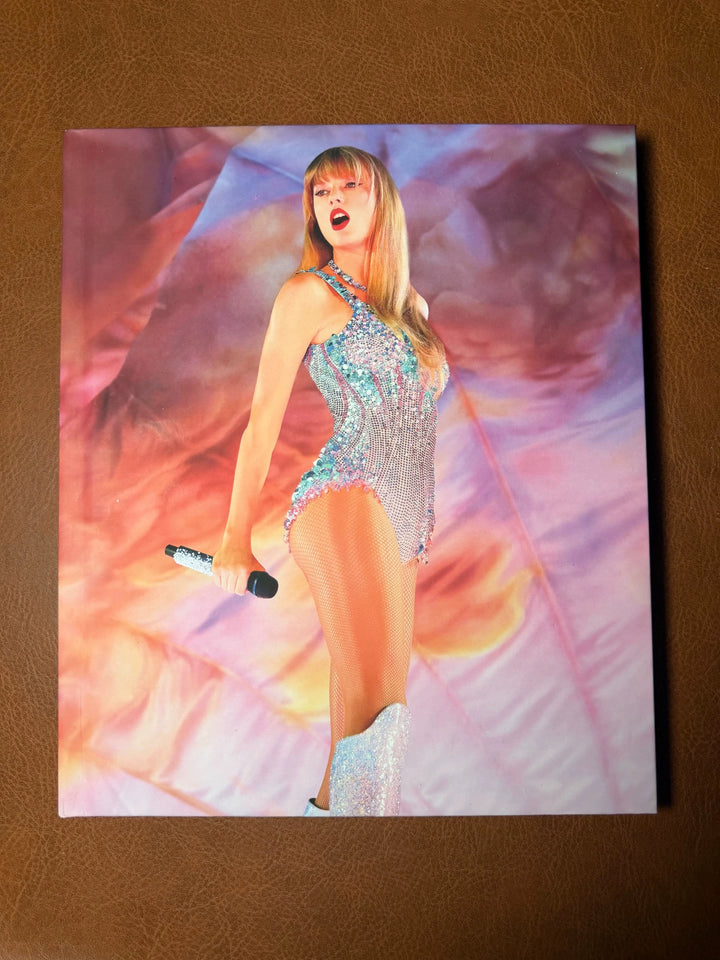 Taylor Swift – The Official Taylor Swift The Eras Tour Book