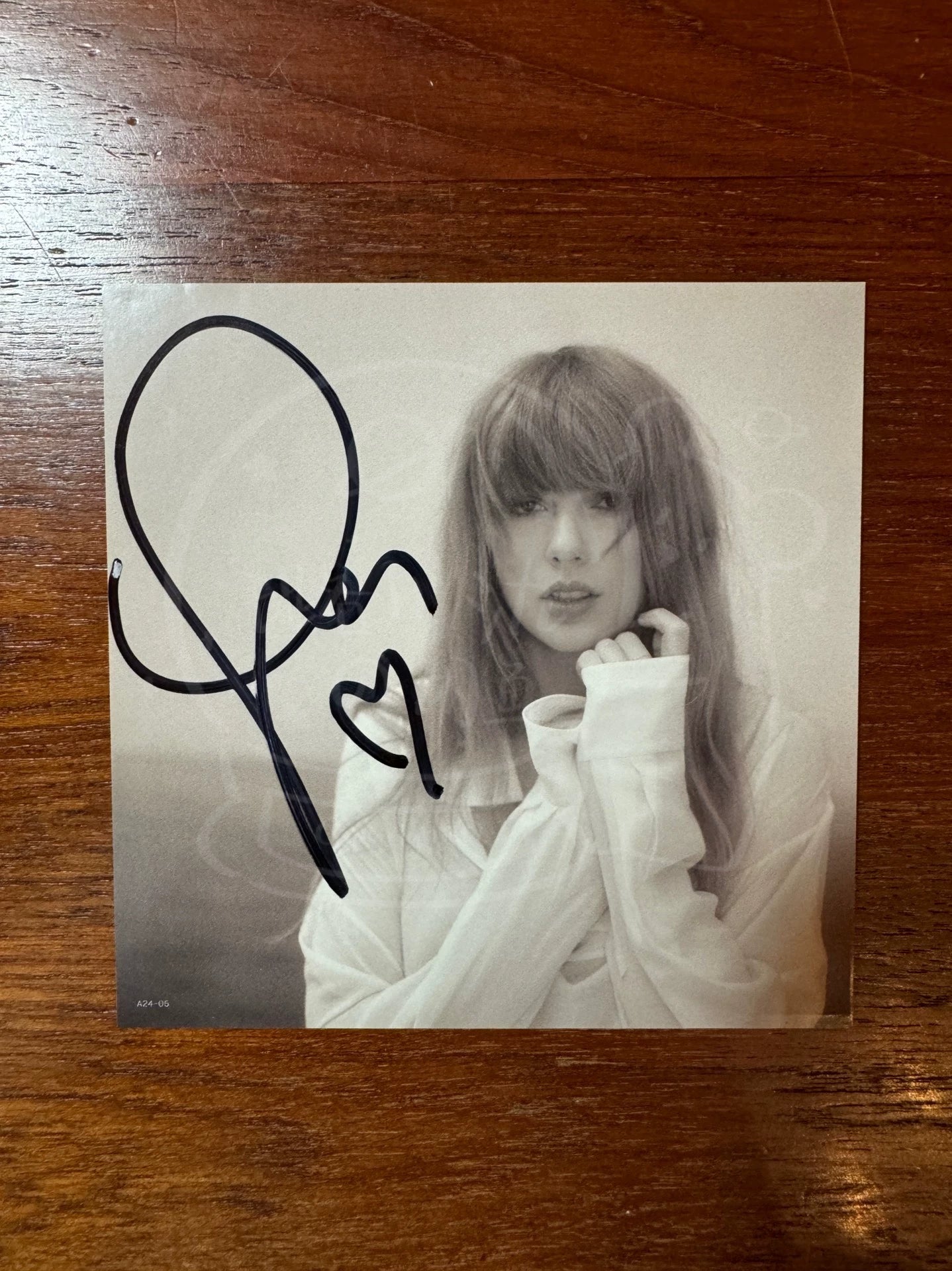 Taylor Swift – The Tortured Poets Department Signed CD with Heart Signature — product detail 3