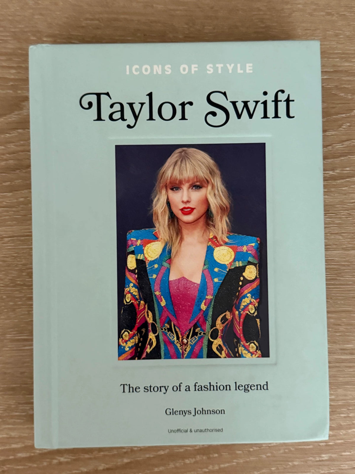 Taylor Swift – Icons of Style, English Hardcover Book – actual item photograph 2