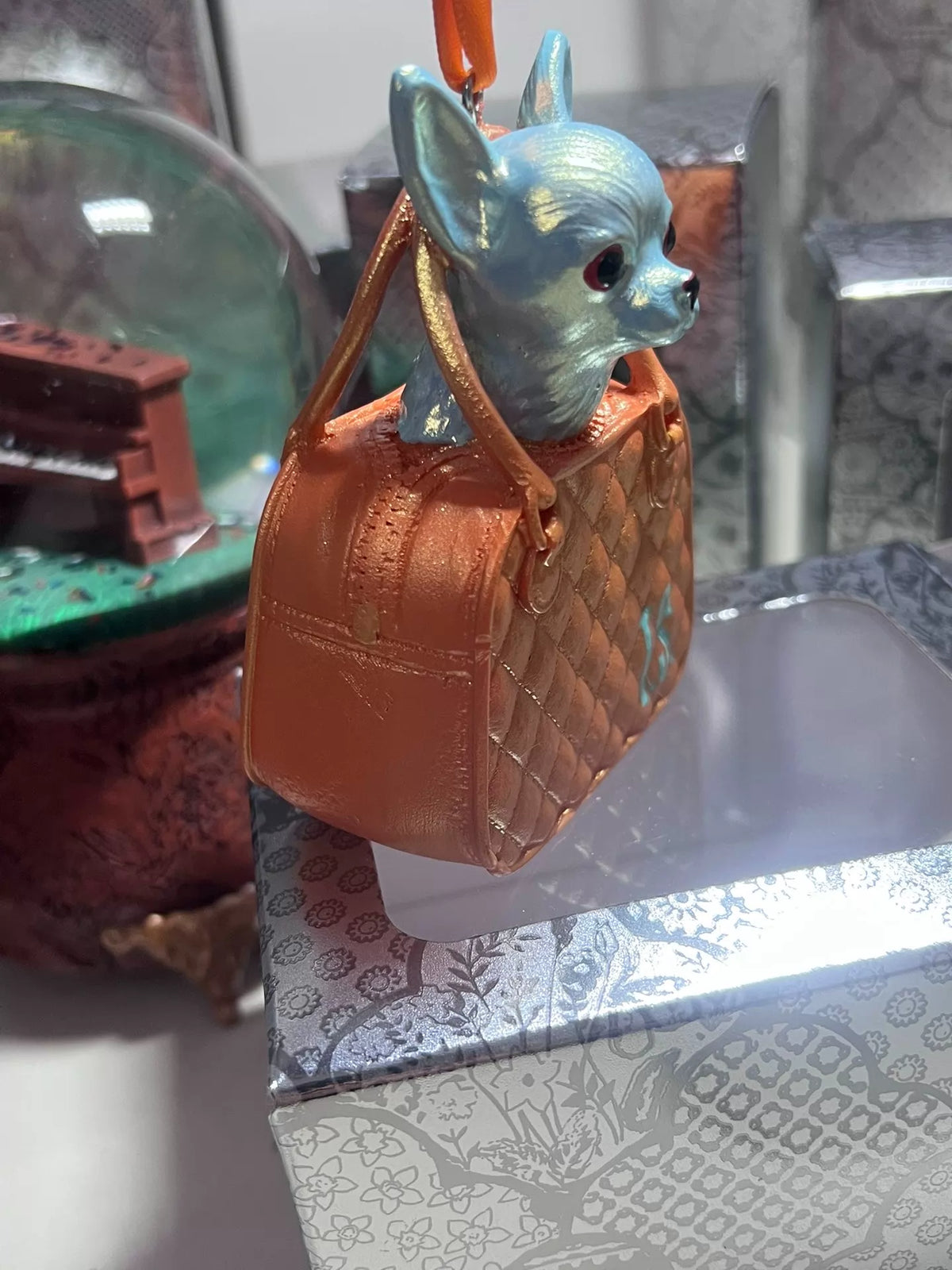 Taylor Swift – Toy Chihuahua Barking at Me from a Tiny Purse Ornament – photo 3