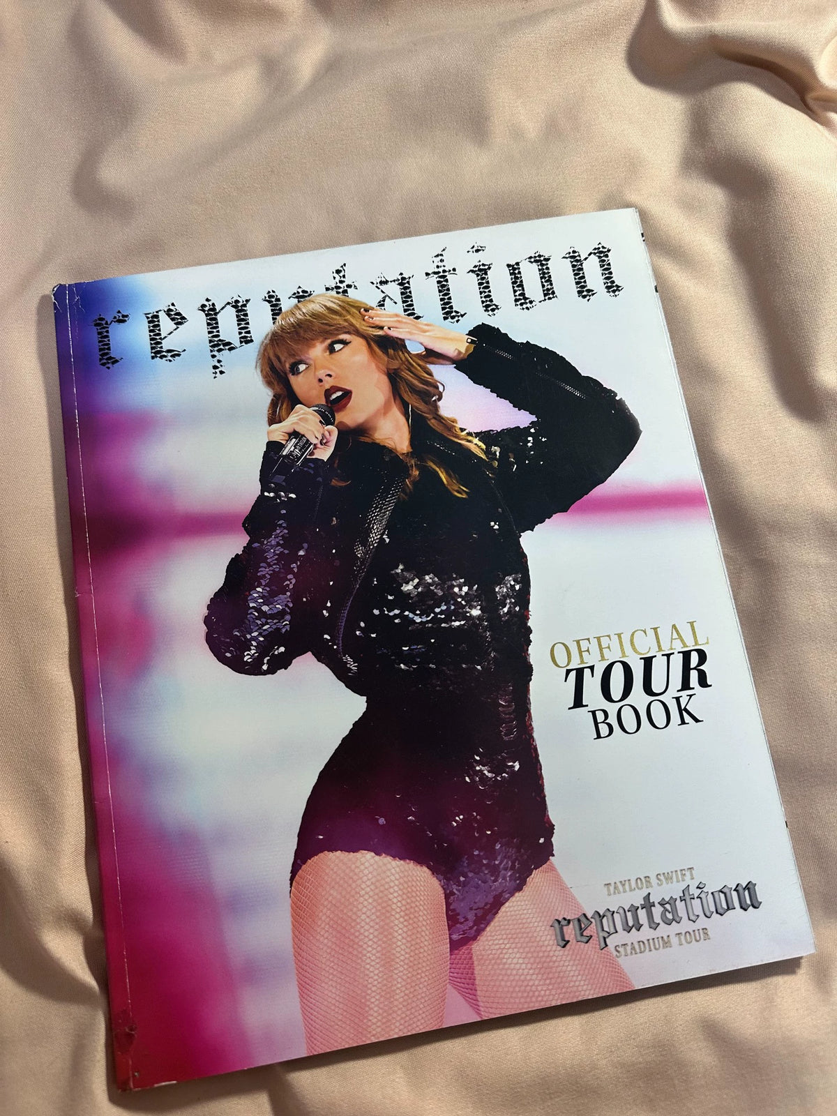 Taylor Swift – reputation Stadium Tour Book – photo 1