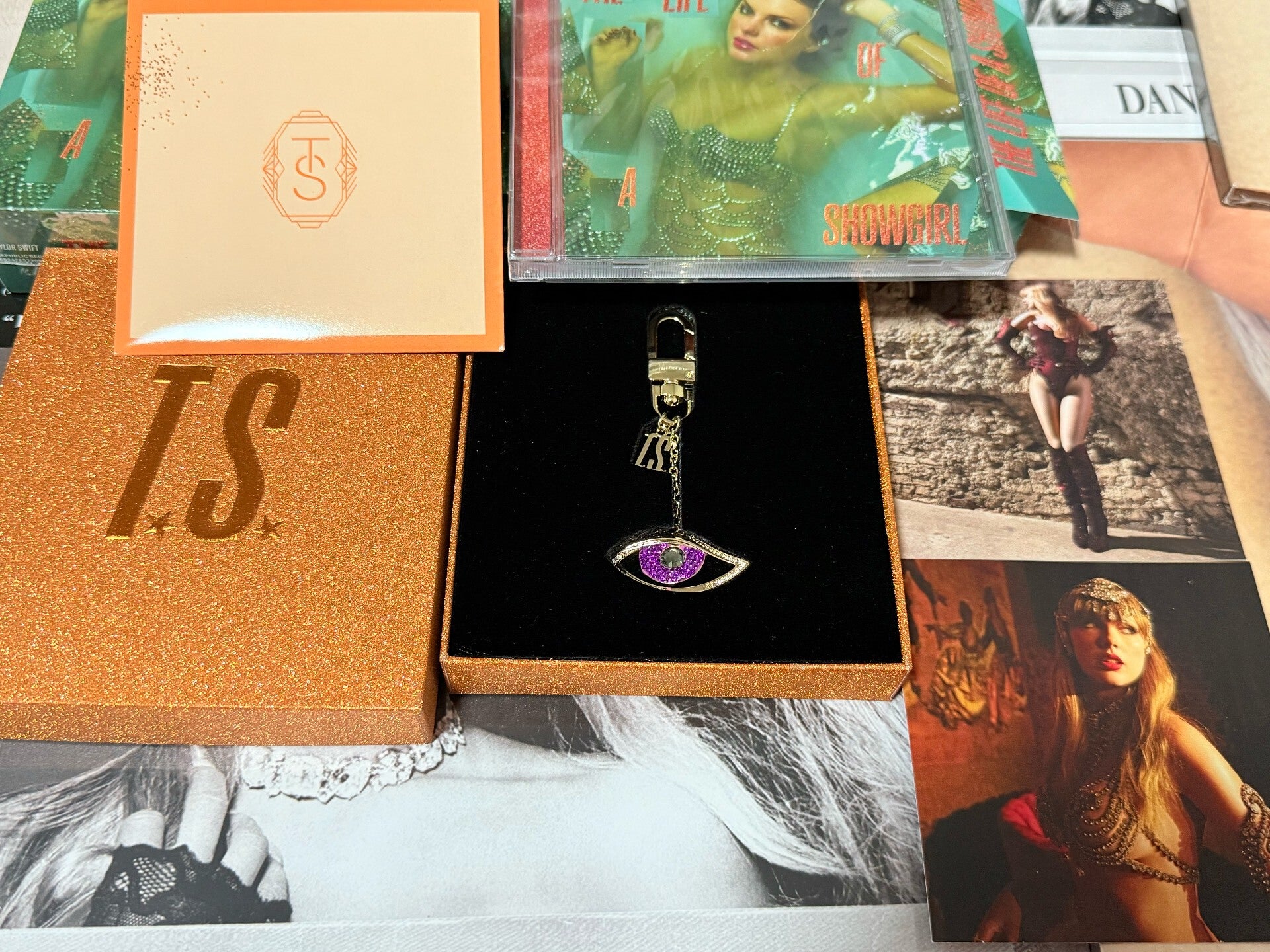 Taylor Swift – The Life of a Showgirl Deluxe Yellow Cover CD Set