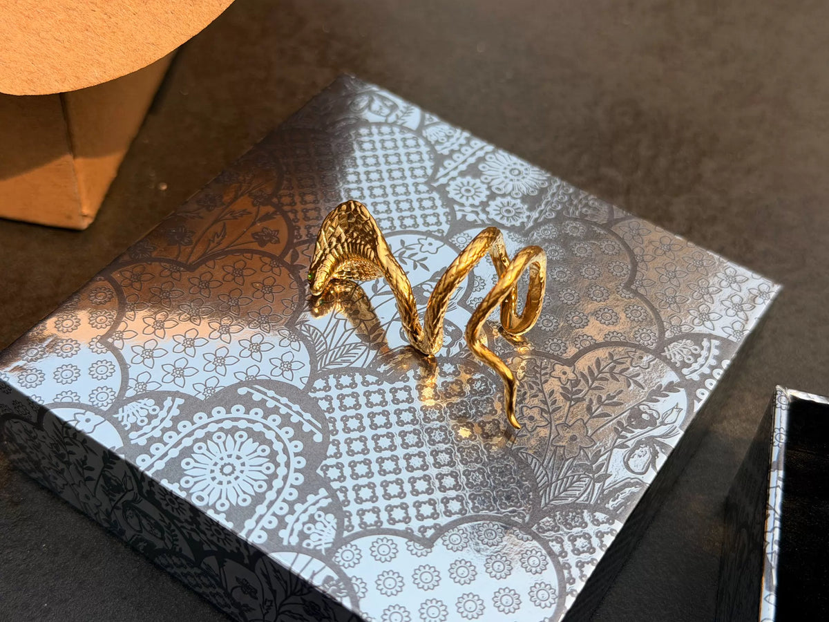 Taylor Swift – Reputation Green-Eyed Snake Ear Cuff — product detail 2
