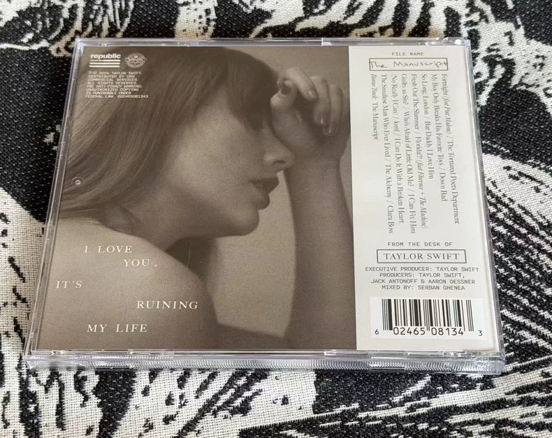 Taylor Swift – The Tortured Poets Department US First-Batch Signed Heart Art Card – actual product photo 1