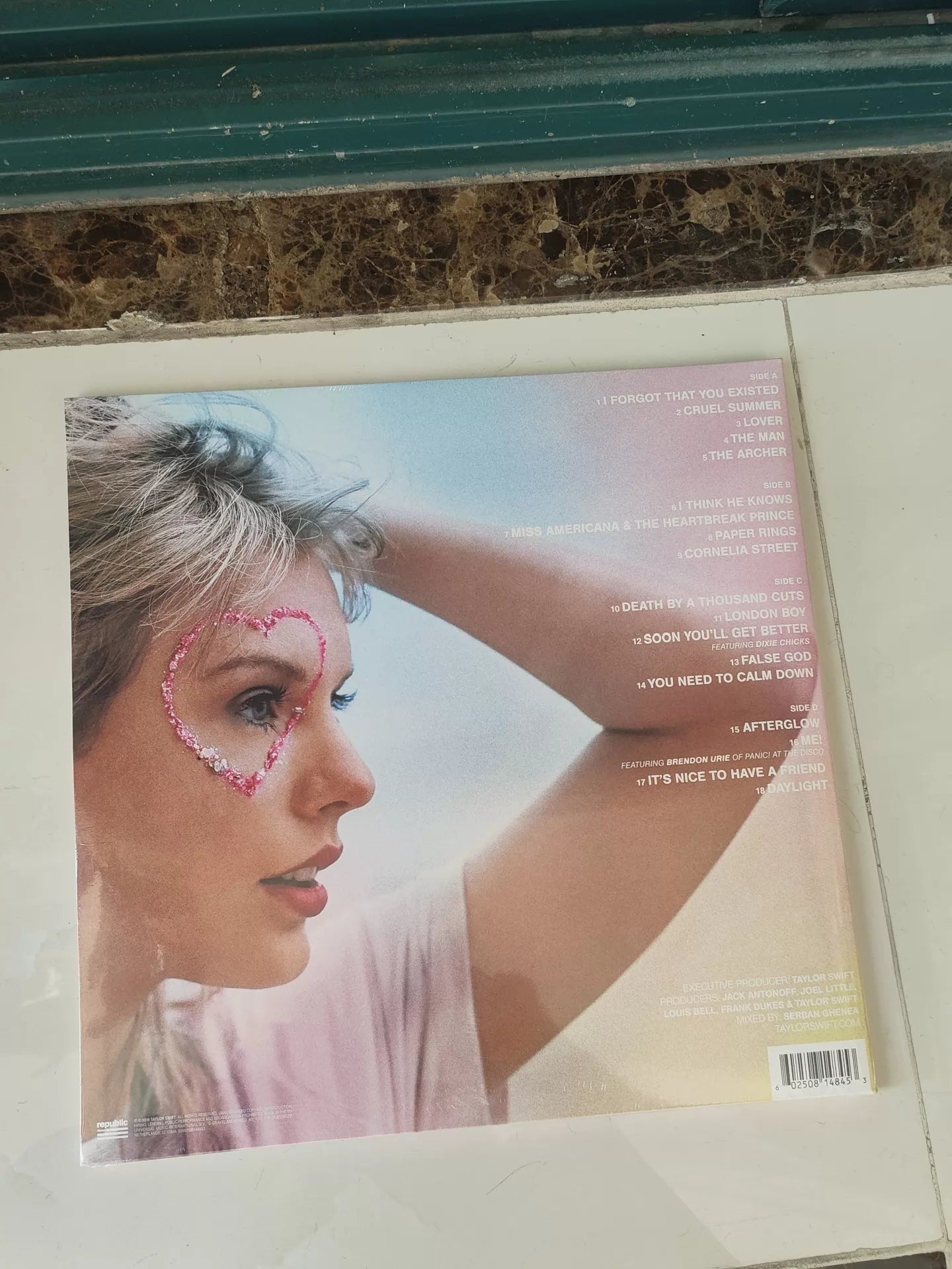 Taylor Swift – Lover European Pink-and-Blue Vinyl 2LP — product detail 2