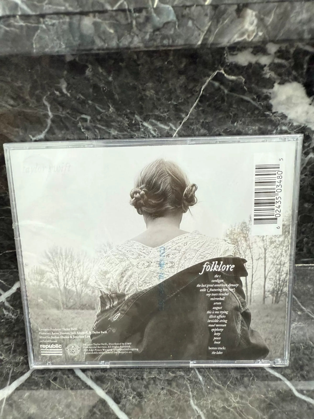 Taylor Swift – Folklore – Signed CD – actual item photograph 4