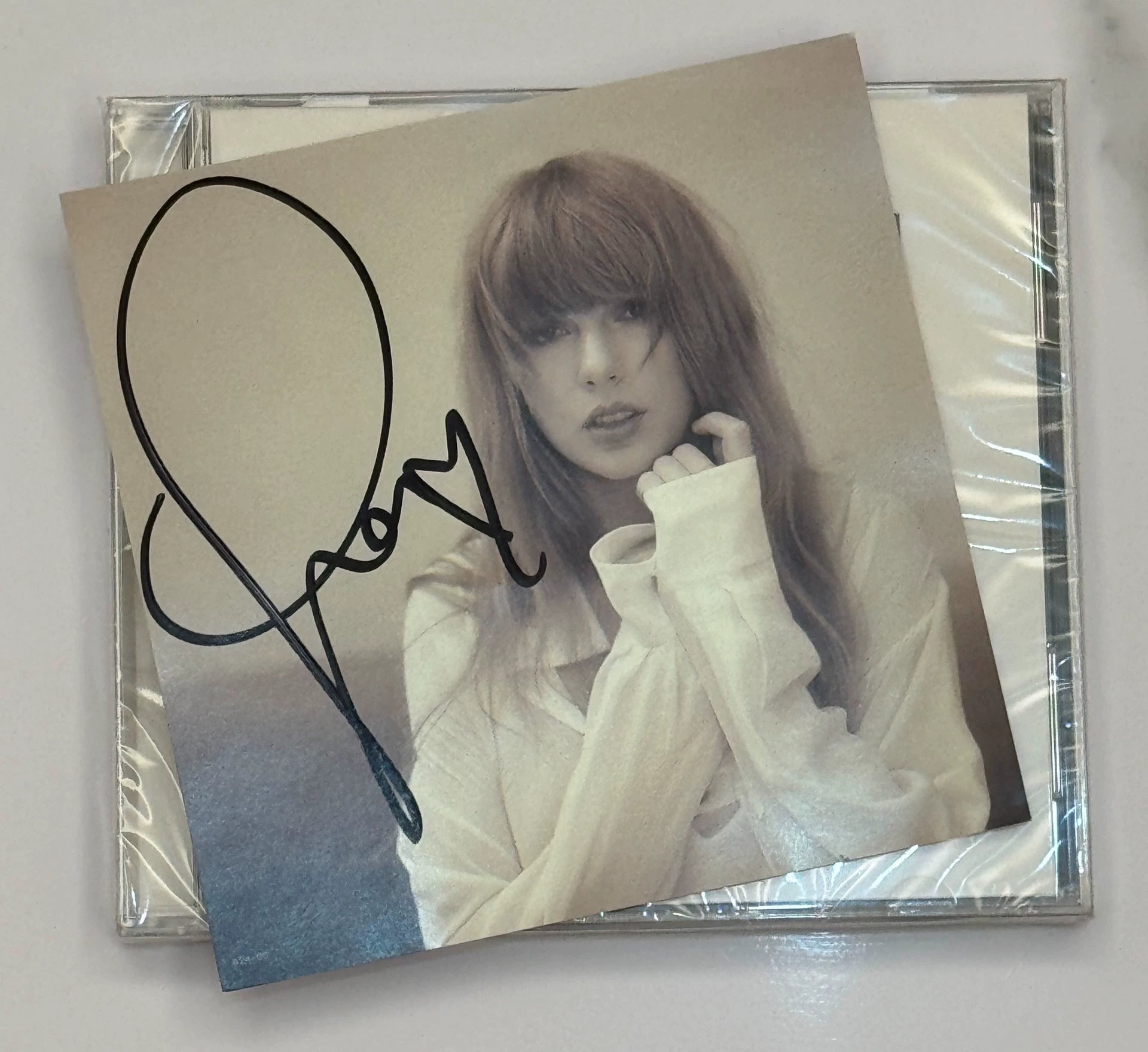 Taylor Swift – The Tortured Poets Department – Signed CD with Heart — product detail 2