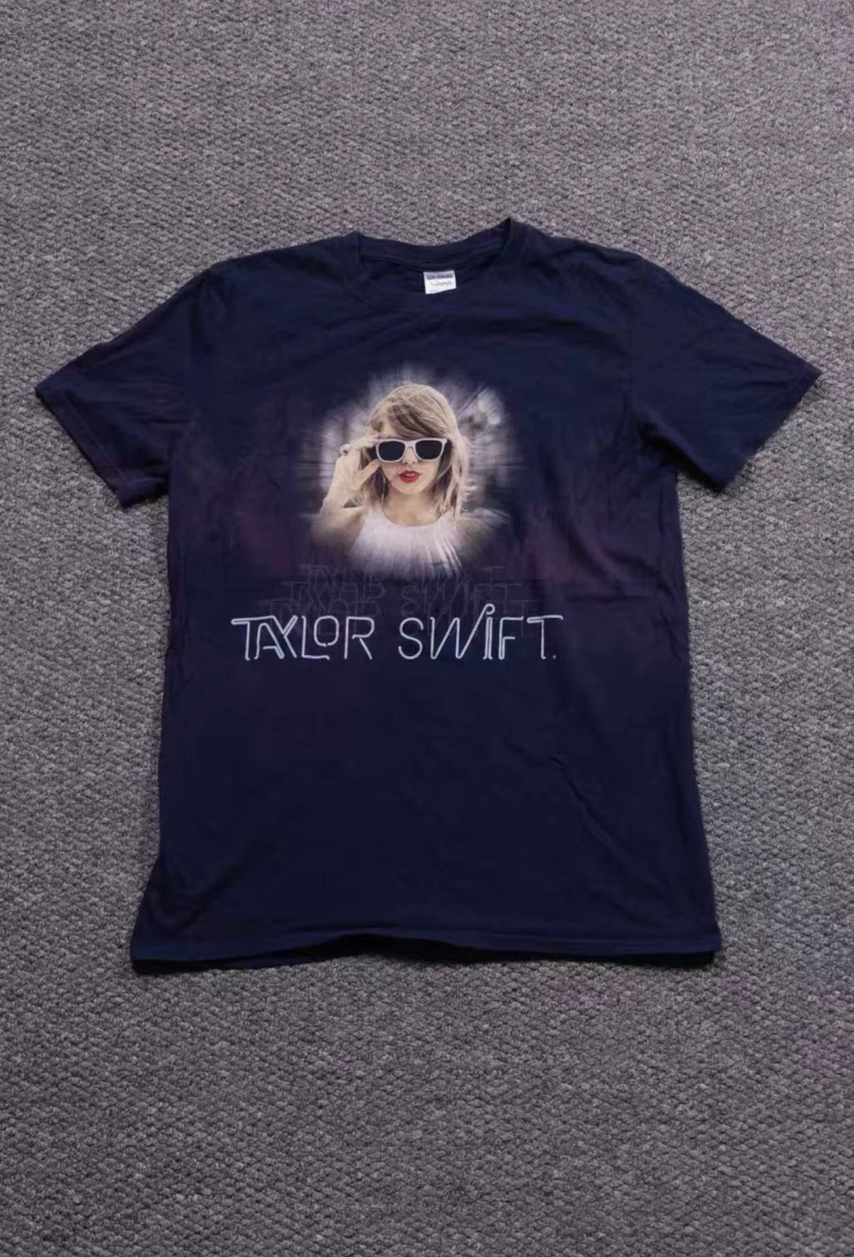Taylor Swift – 1989 Tour Graphic T-Shirt – photograph 1
